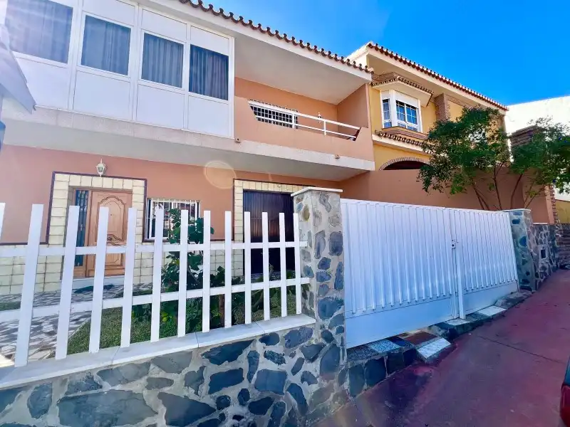 Vista exterior de Casa o xalet en venda en Málaga amb Aire condicionat, Terrassa i Moblat