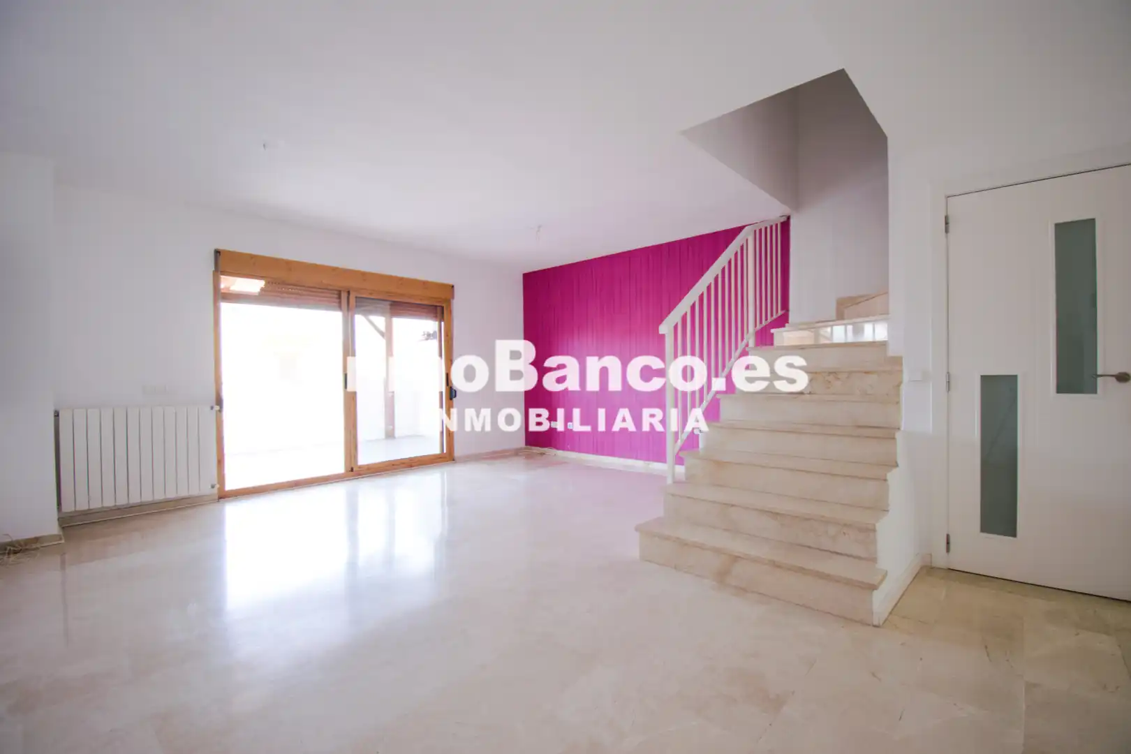 Sala de estar de Casa adosada de alquiler en Chiva con Aire acondicionado, Jardín privado y Terraza