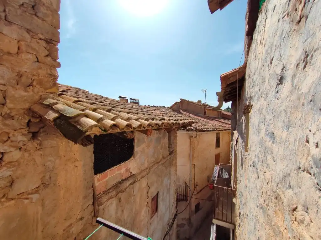 Außenansicht von Einfamilien-Reihenhaus zum Verkauf in Valderrobres mit Heizung, Terrasse und Abstellraum