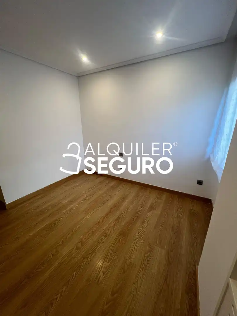 Dormitori de Pis de lloguer en Madrid amb Aire condicionat, Calefacció i Terrassa