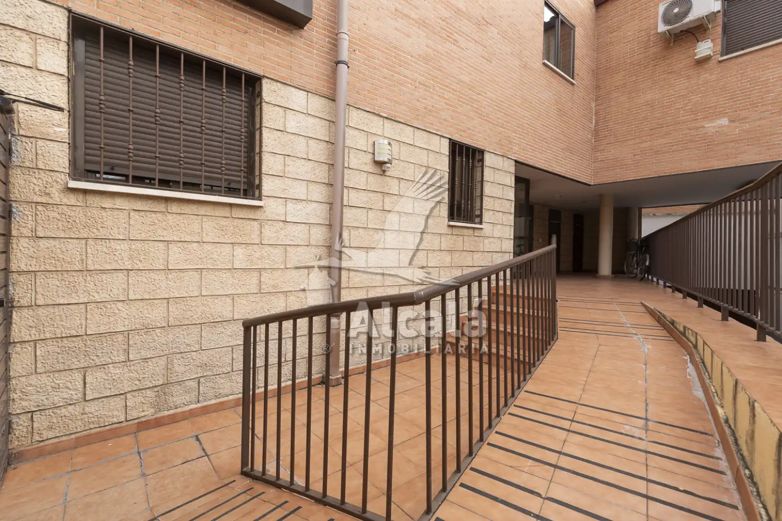 Vista exterior de Pis en venda en Alcalá de Henares amb Calefacció