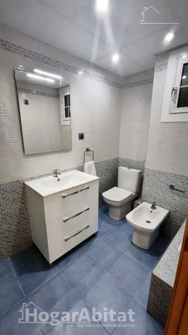 Bathroom of Flat for sale in Valencia  with Air Conditioner, Heating and Balcony