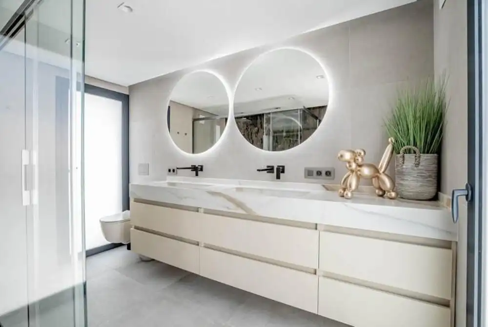 Bany de Casa o xalet de lloguer en Marbella amb Aire condicionat, Jardí privat i Terrassa