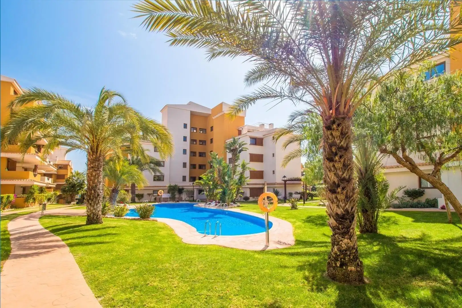 Piscina de Pis en venda en Torrevieja amb Calefacció, Terrassa i Moblat