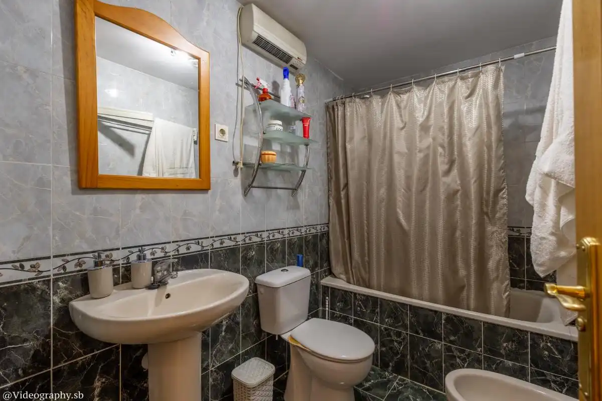 Badezimmer von Wohnung zum Verkauf in Los Santos de la Humosa mit Klimaanlage, Heizung und Abstellraum