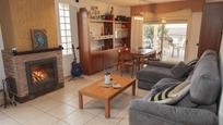 Sala d'estar de Casa o xalet en venda en Santa Perpètua de Mogoda amb Aire condicionat, Jardí privat i Terrassa