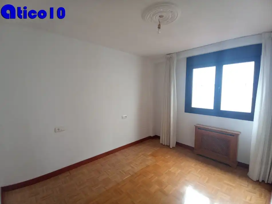 Flat for sale in Calle Doctor Antonio Bascarán Asúnsolo, Cerdeño - El Palais - Mercadín