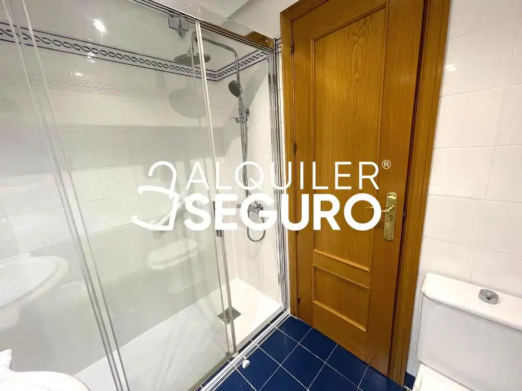 Baño de Piso de alquiler en Madrid con Calefacción y Piscina