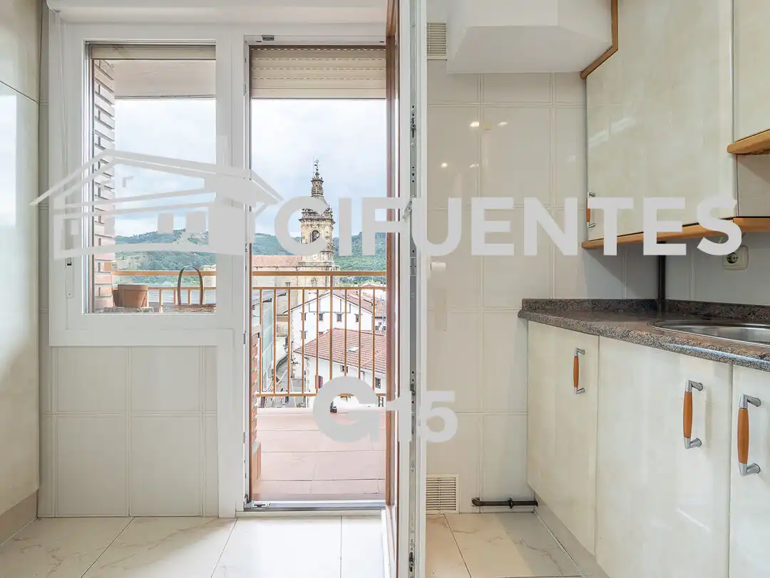 Küche von Wohnung zum Verkauf in Usurbil mit Terrasse, Abstellraum und Balkon
