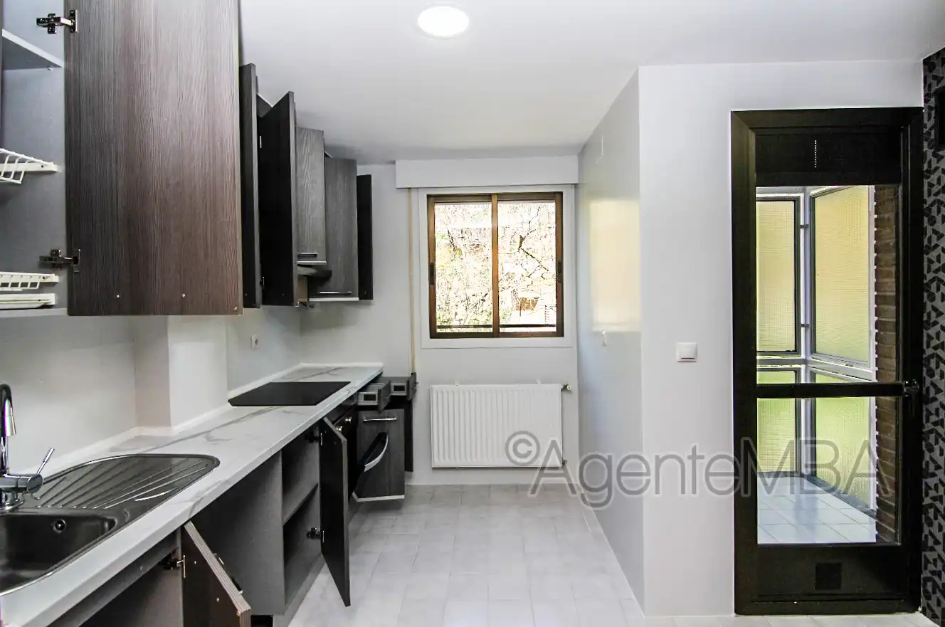 Kitchen of Flat for sale in Pozuelo de Alarcón  with Heating, Parquet flooring and Terrace