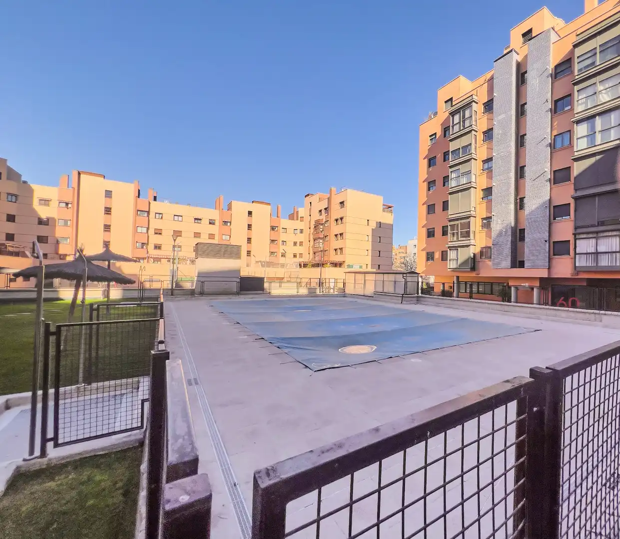 Vista exterior de Àtic en venda en Madrid amb Aire condicionat, Calefacció i Jardí privat