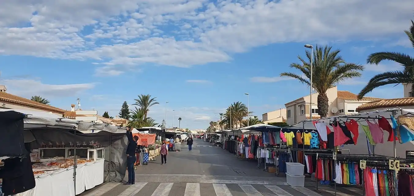 Außenansicht von Wohnungen zum Verkauf in Orihuela mit Klimaanlage, Heizung und Terrasse