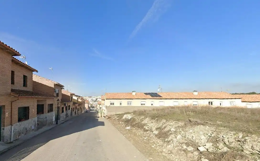 Vista exterior de Casa adosada en venda en Borox amb Calefacció, Jardí privat i Traster