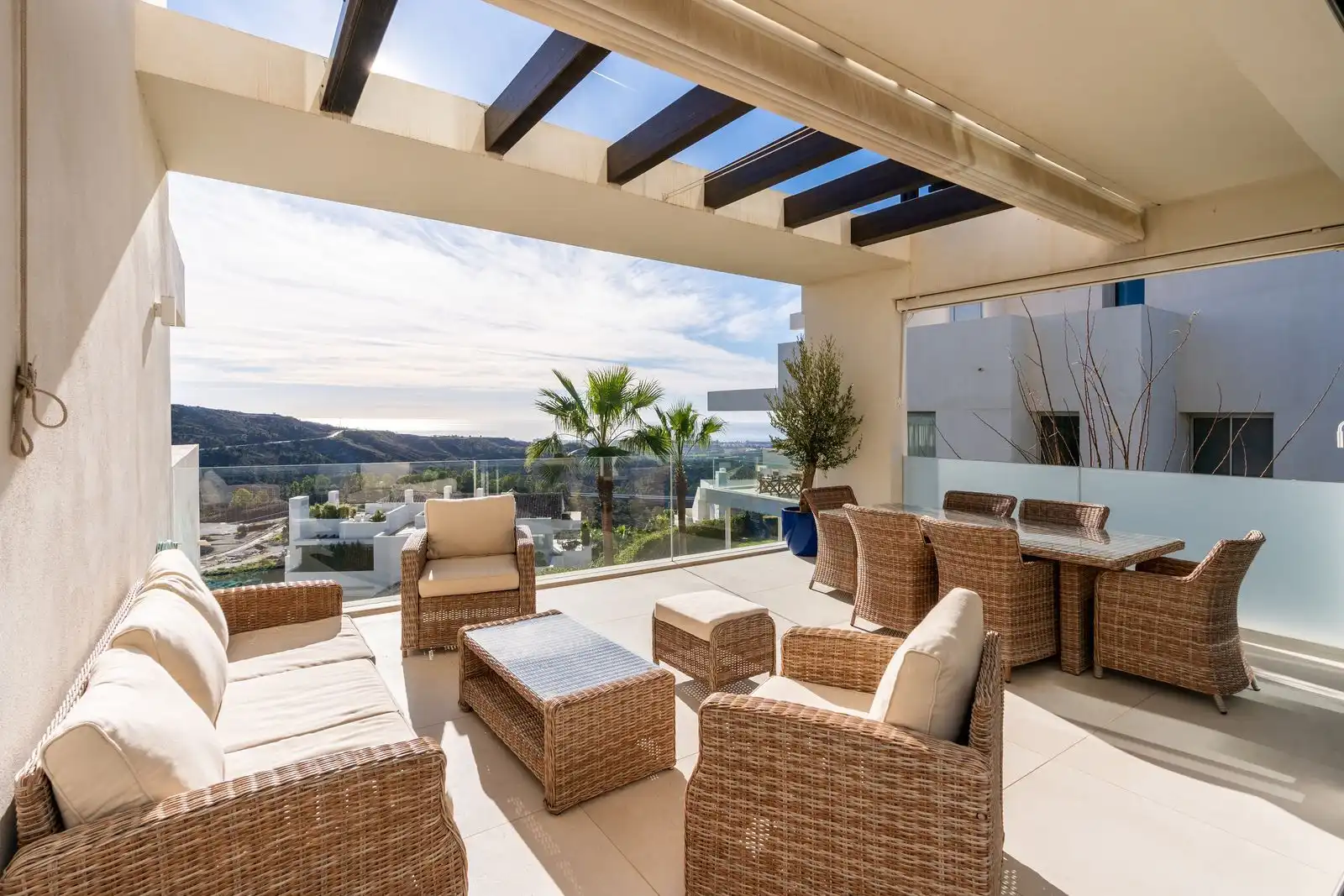 Terraza de Piso en venta en Benahavís con Aire acondicionado, Jardín privado y Terraza