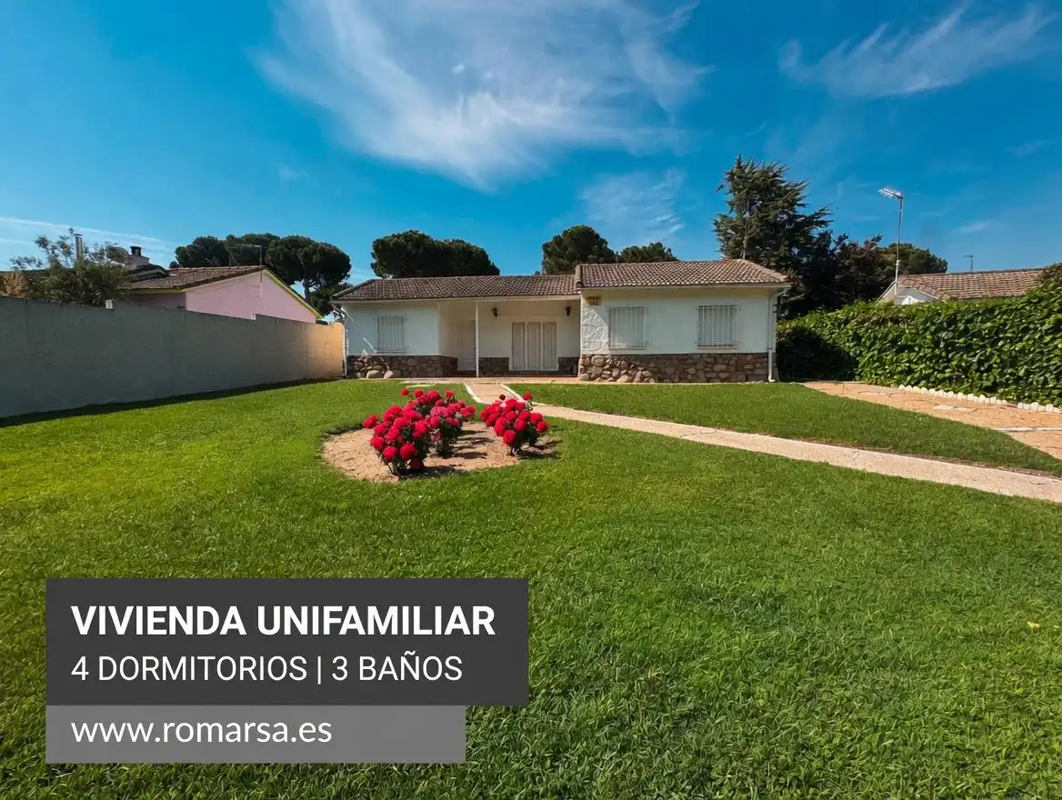 Casa amb piscina en venda a Del Enebro