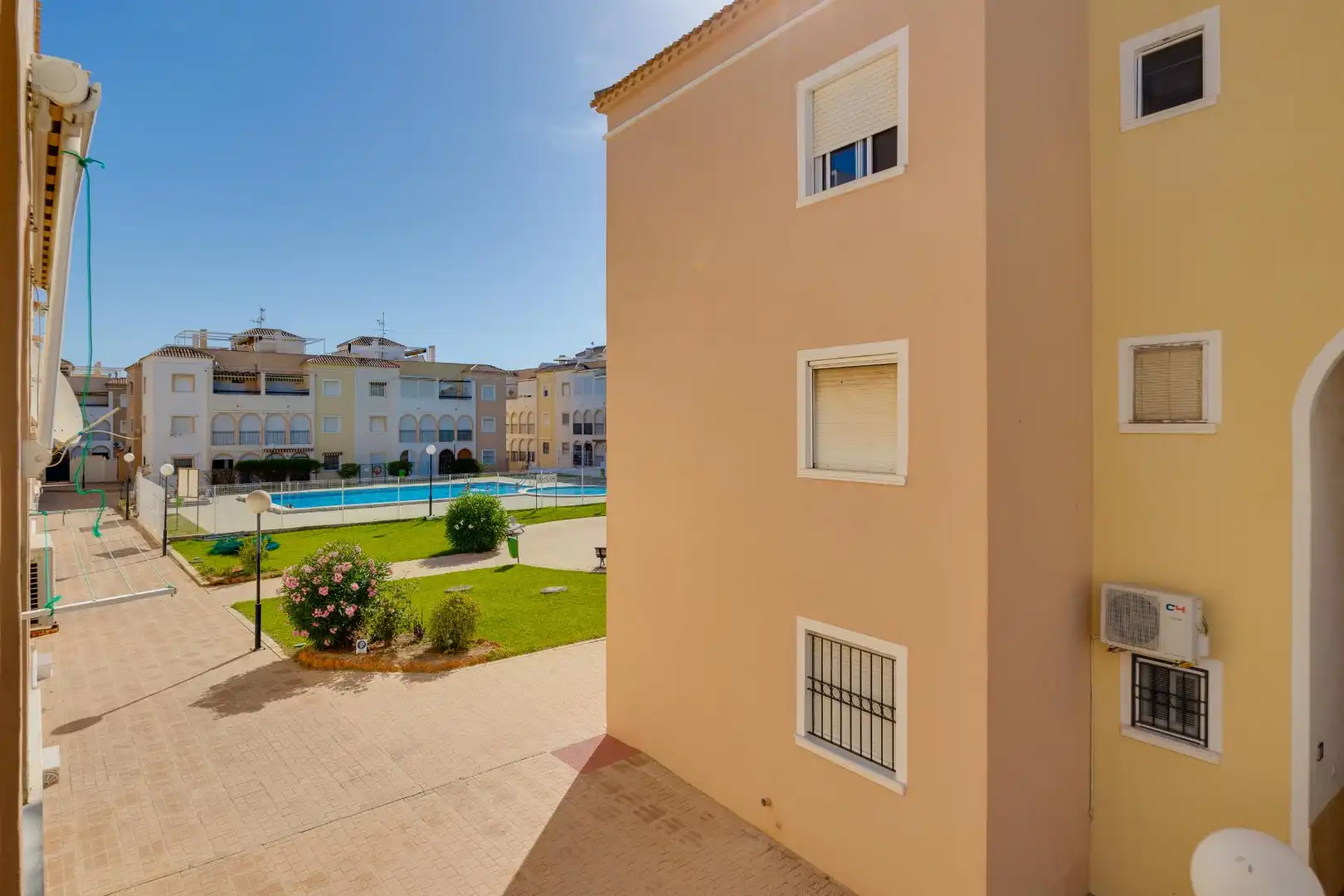 Vista exterior de Casa o xalet en venda en Torrevieja amb Terrassa, Moblat i Piscina comunitària