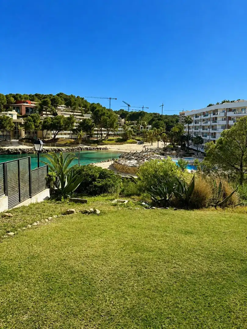 Vista exterior de Casa adosada en venda en Calvià amb Jardí privat, Terrassa i Piscina comunitària