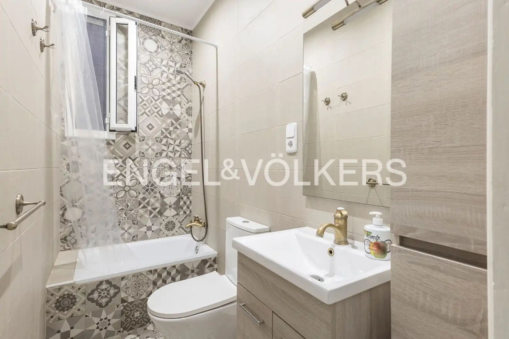 Bathroom of Flat for sale in Barcelona  with Air Conditioner, Heating and Terrace