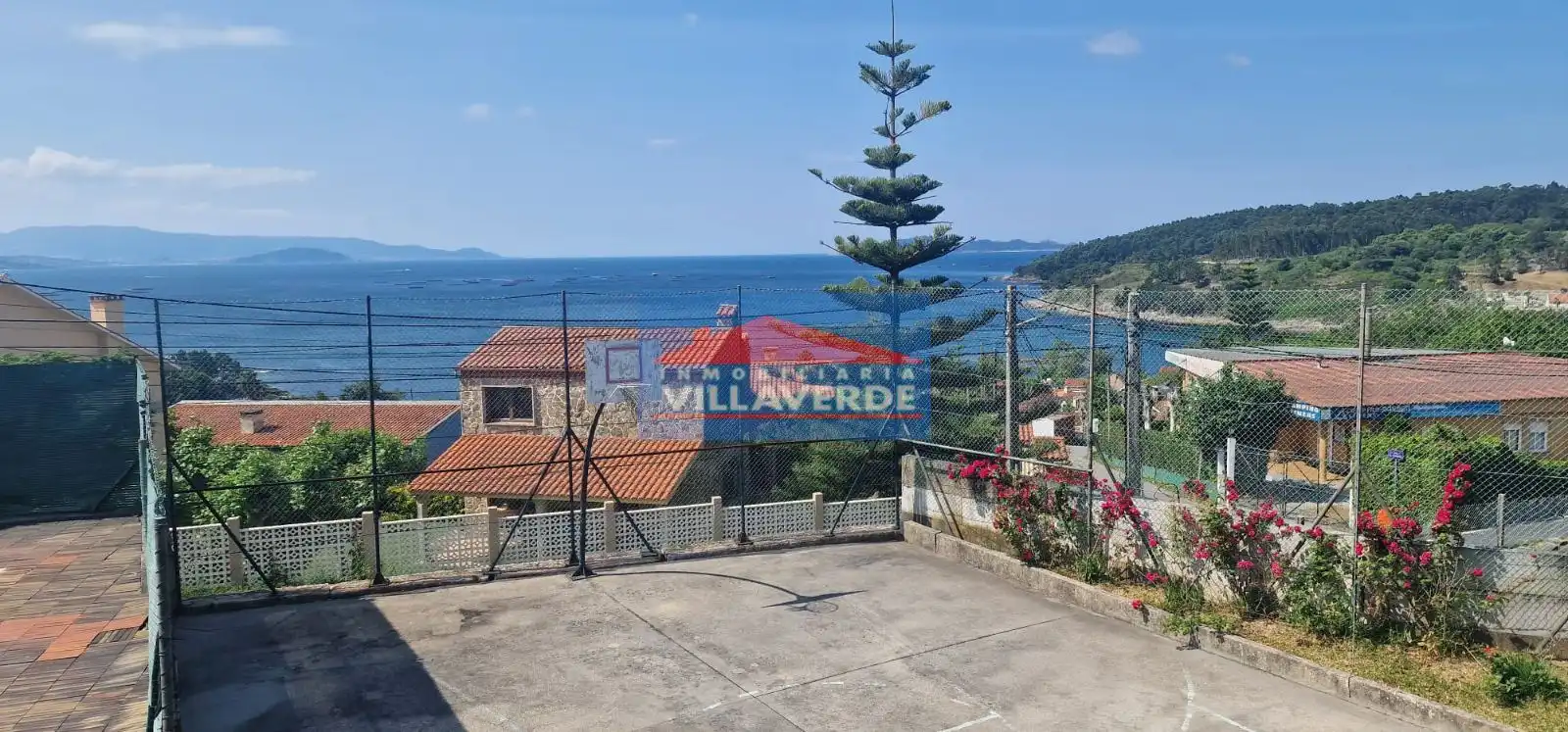Vista exterior de Casa o xalet en venda en Cangas  amb Calefacció, Terrassa i Traster