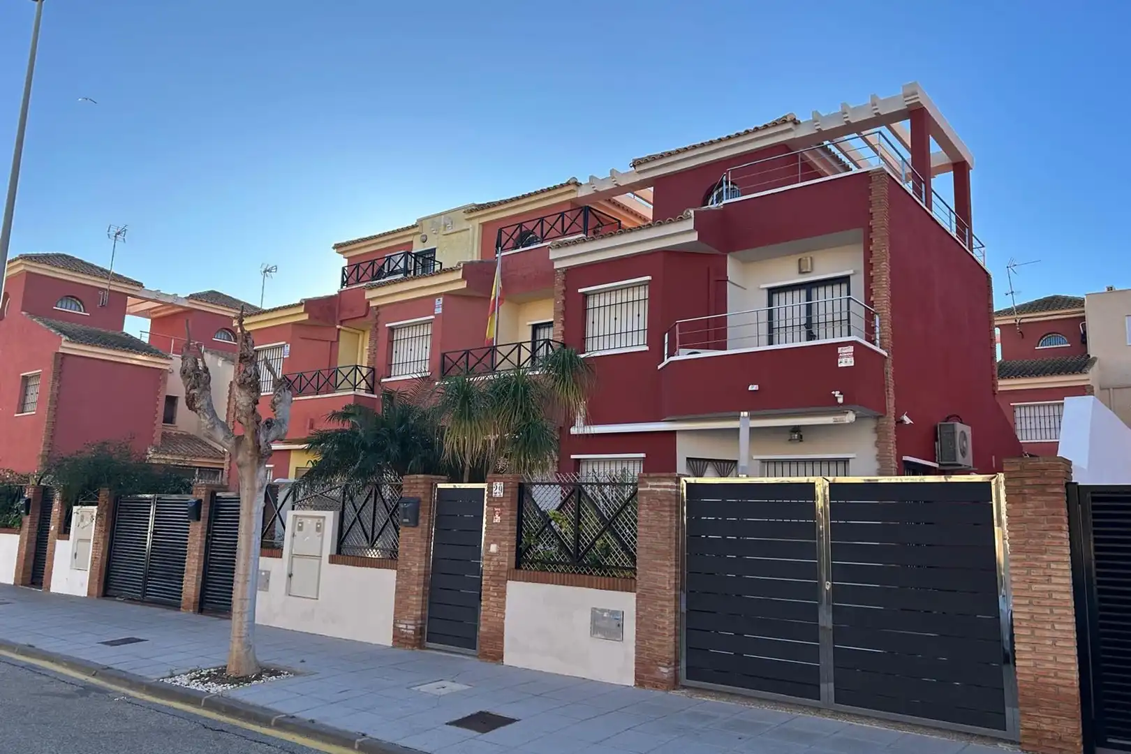 Vista exterior de Casa adosada en venda en Pilar de la Horadada amb Balcó
