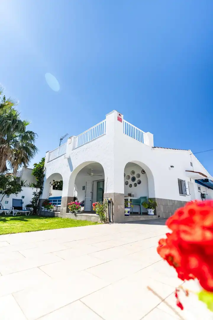 Vista exterior de Casa o xalet en venda en Cambrils amb Aire condicionat, Calefacció i Jardí privat