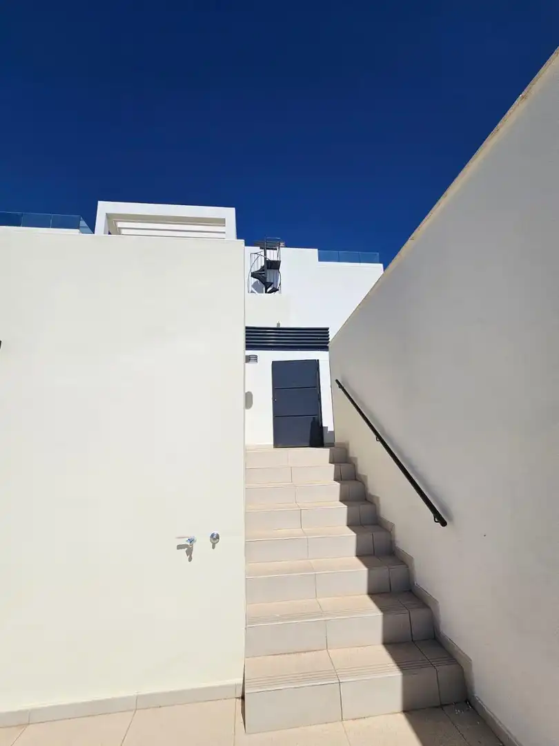 Vista exterior de Casa adosada en venda en Benalmádena amb Aire condicionat, Jardí privat i Terrassa