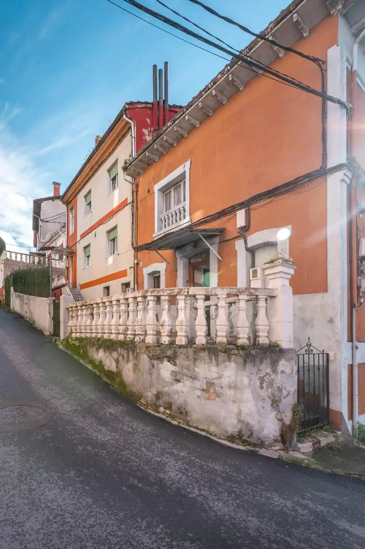 Gebäude zum Verkauf in Calle de Valentín Ochoa, 4, La Felguera