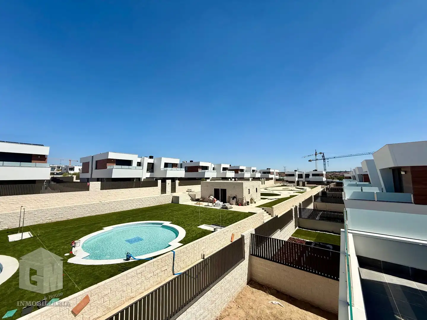 Vista exterior de Casa adosada en venda en Villaviciosa de Odón amb Calefacció, Jardí privat i Terrassa