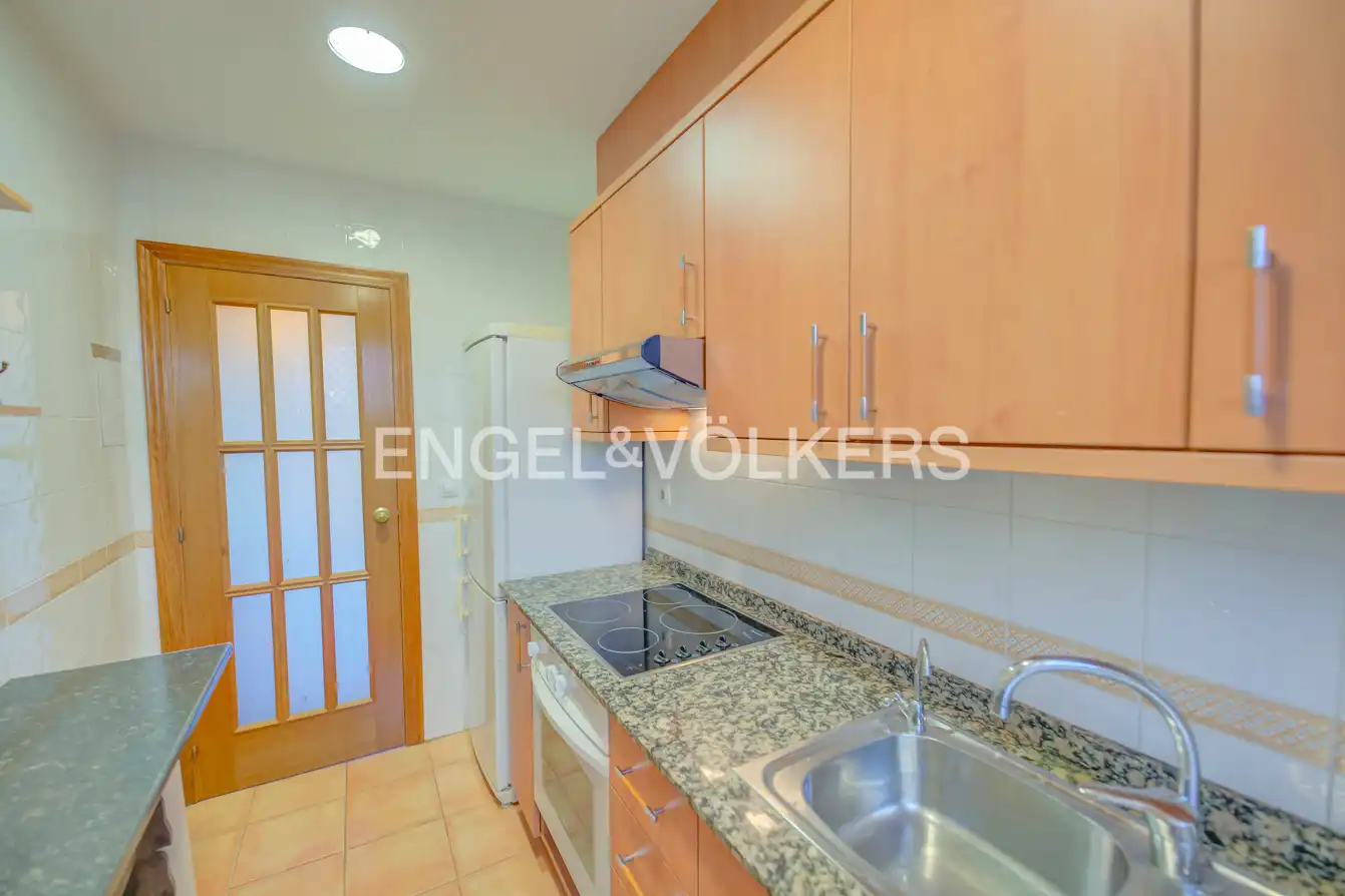 Cuina de Apartament de lloguer en Alicante / Alacant amb Aire condicionat, Moblat i Piscina comunitària