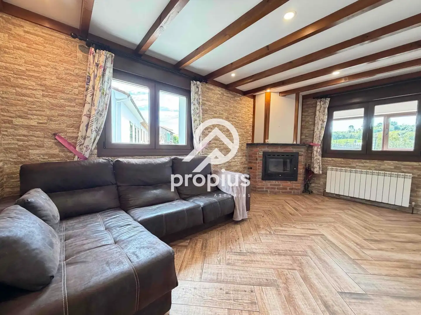 Sala d'estar de Casa o xalet en venda en Sariego amb Calefacció, Parquet i Traster