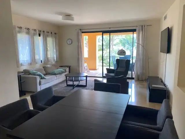 Sala de estar de Apartamento de alquiler en Estepona con Aire acondicionado, Calefacción y Jardín privado