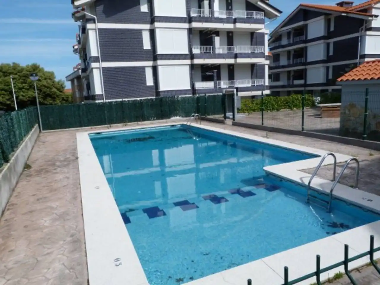 Piscina de Apartament de lloguer en Noja amb Calefacció, Jardí privat i Terrassa