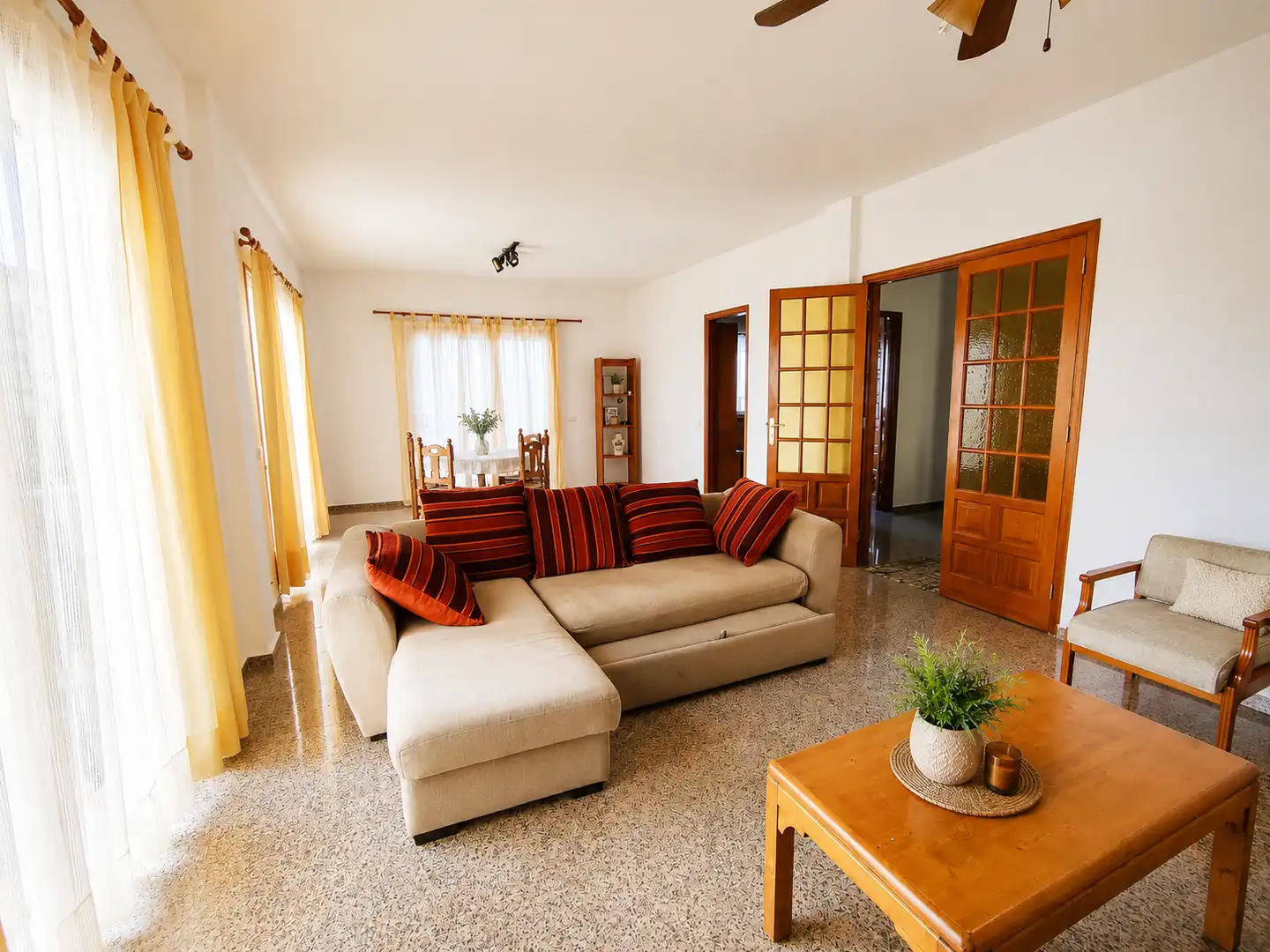 Sala d'estar de Casa o xalet en venda en Los Realejos amb Jardí privat, Terrassa i Moblat