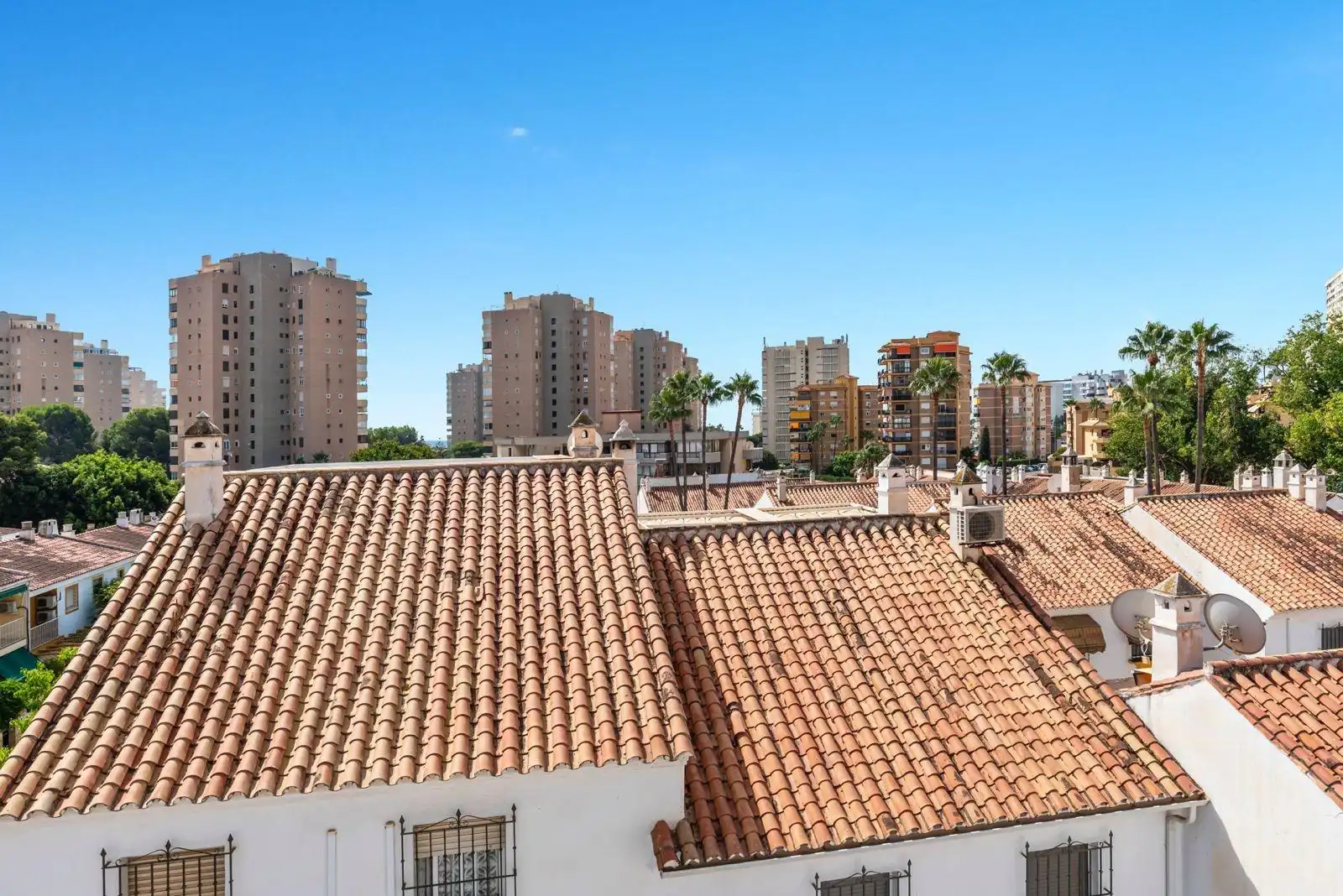Vista exterior de Casa adosada en venda en Torremolinos amb Aire condicionat, Terrassa i Piscina comunitària
