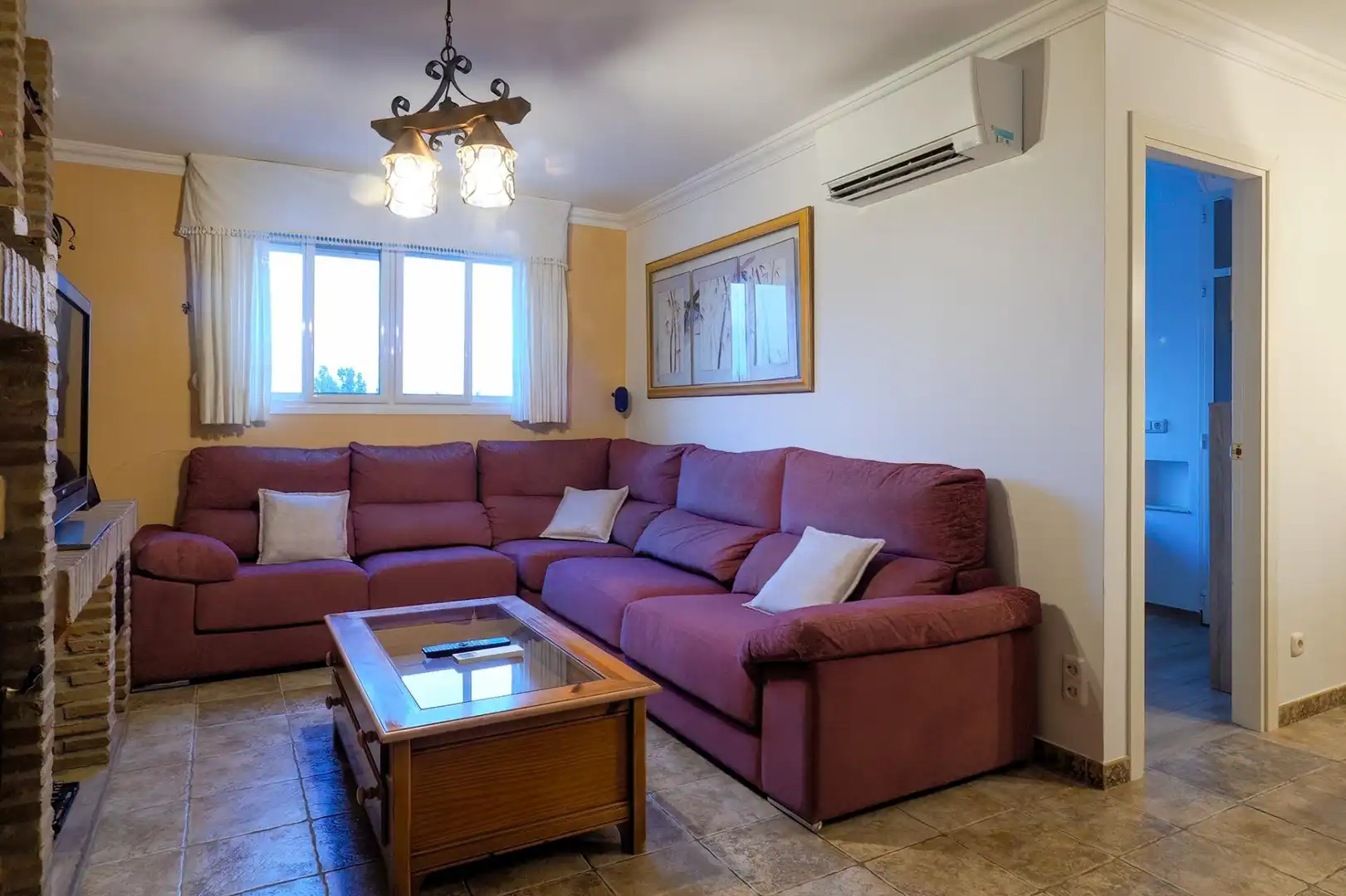 Sala d'estar de Casa adosada en venda en Marbella amb Aire condicionat, Terrassa i Moblat