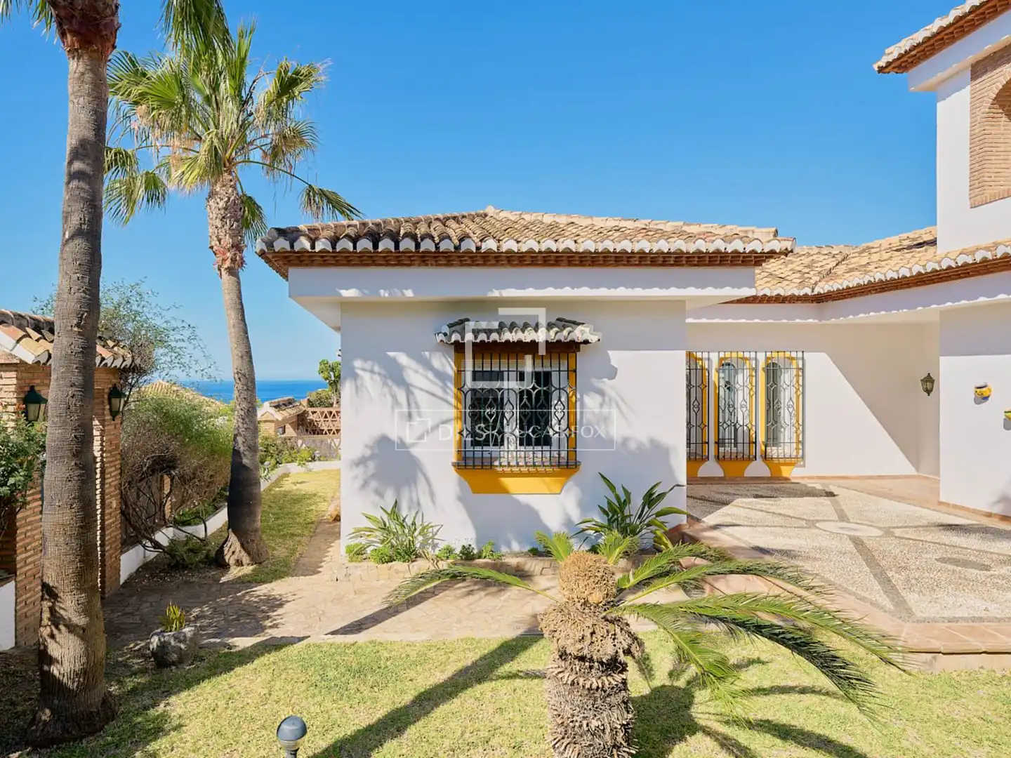 Vista exterior de Casa o xalet en venda en Almuñécar amb Aire condicionat, Calefacció i Jardí privat