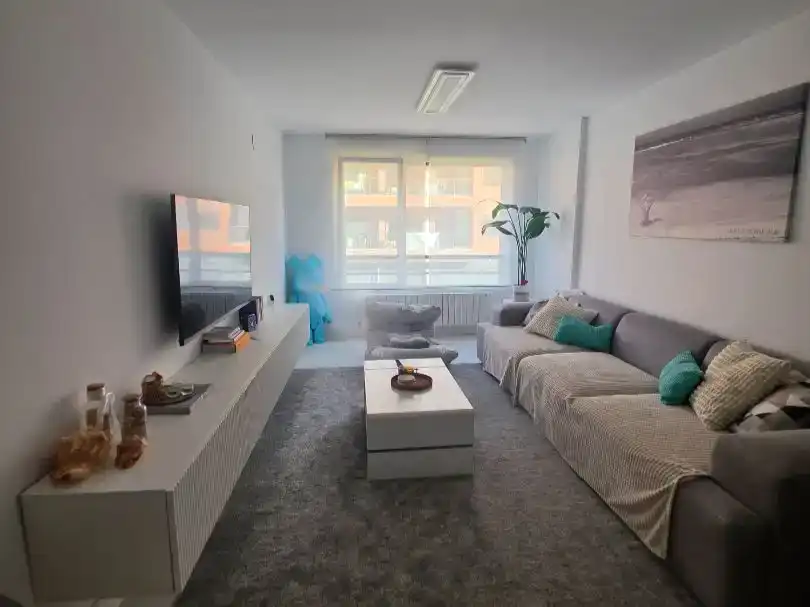 Sala d'estar de Pis en venda en Castro-Urdiales amb Piscina