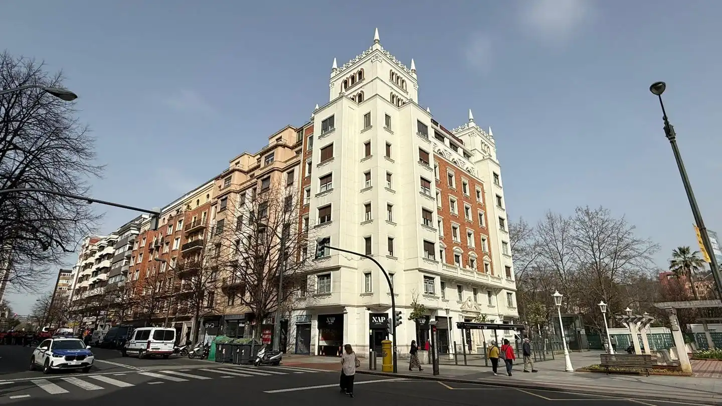 Vista exterior de Pis en venda en Bilbao  amb Calefacció, Parquet i Terrassa