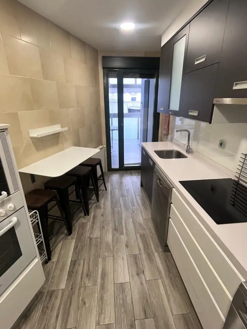 Cuina de Pis de lloguer en León Capital  amb Calefacció, Parquet i Terrassa
