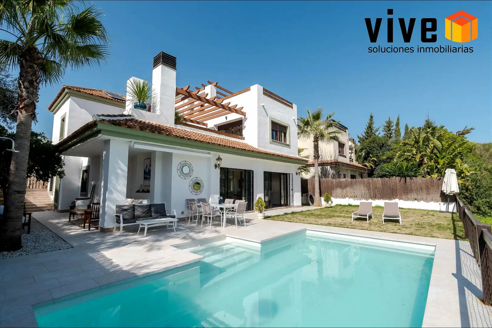 Vista exterior de Casa o xalet en venda en Guillena amb Aire condicionat, Calefacció i Terrassa