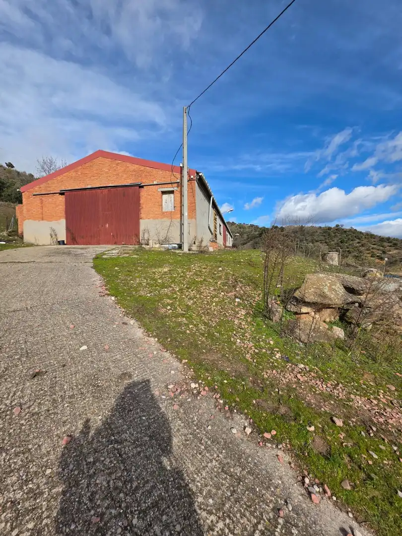 Außenansicht von Fabrikhallen zum Verkauf in Cabanillas de la Sierra