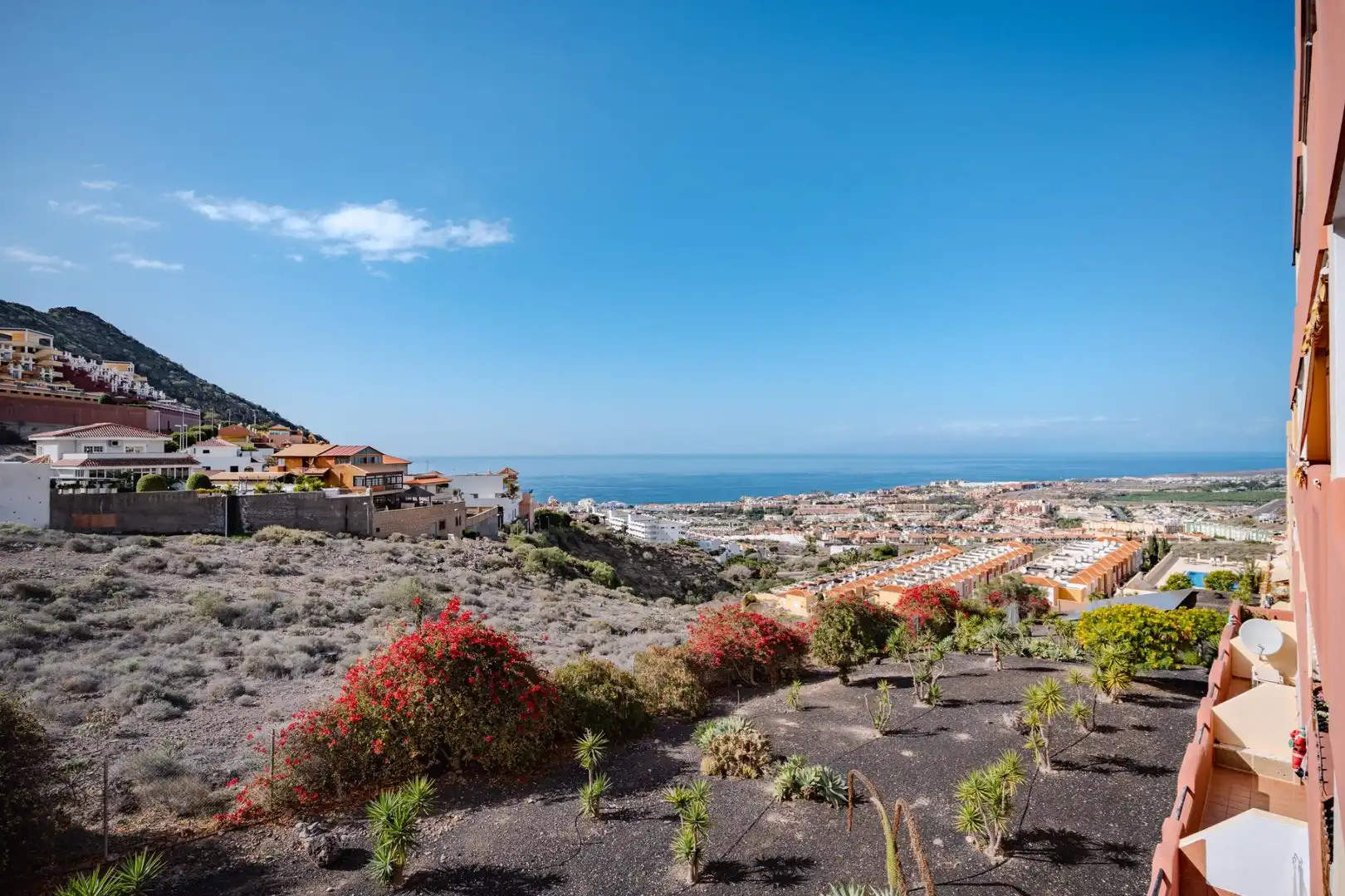 Vista exterior de Apartamento en venta en Adeje con Terraza, Amueblado y Piscina comunitaria