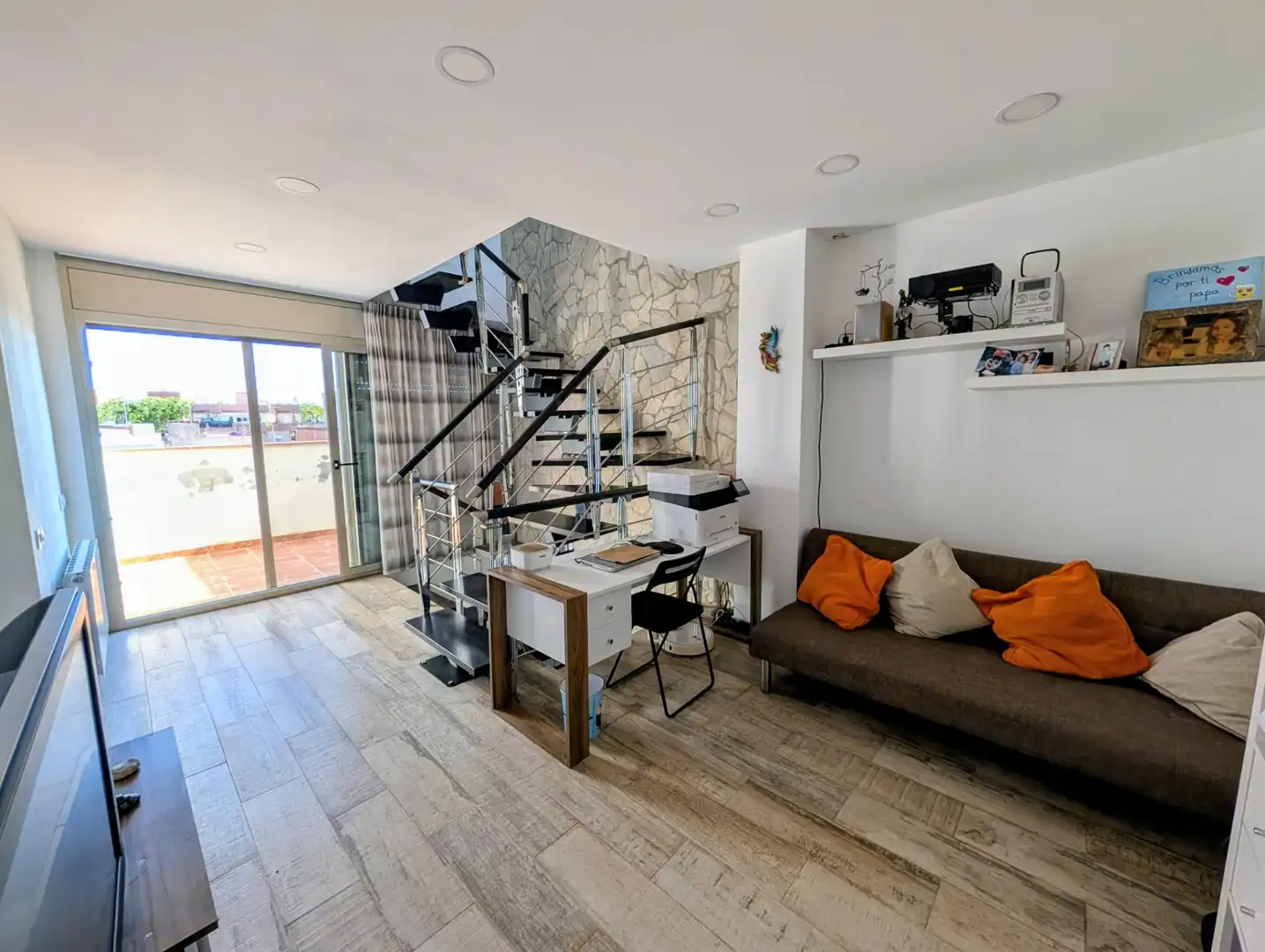 Sala de estar de Casa adosada en venta en Badalona con Parquet, Terraza y Trastero