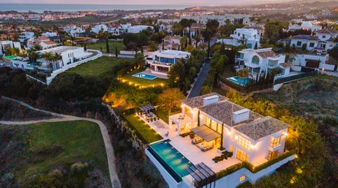 ¡Bienvenidos a la joya de Los Flamingos Golf en Benahavis!  Esta villa moderna redefine el lujo con sus 2.108 m² de parcela y 1.00