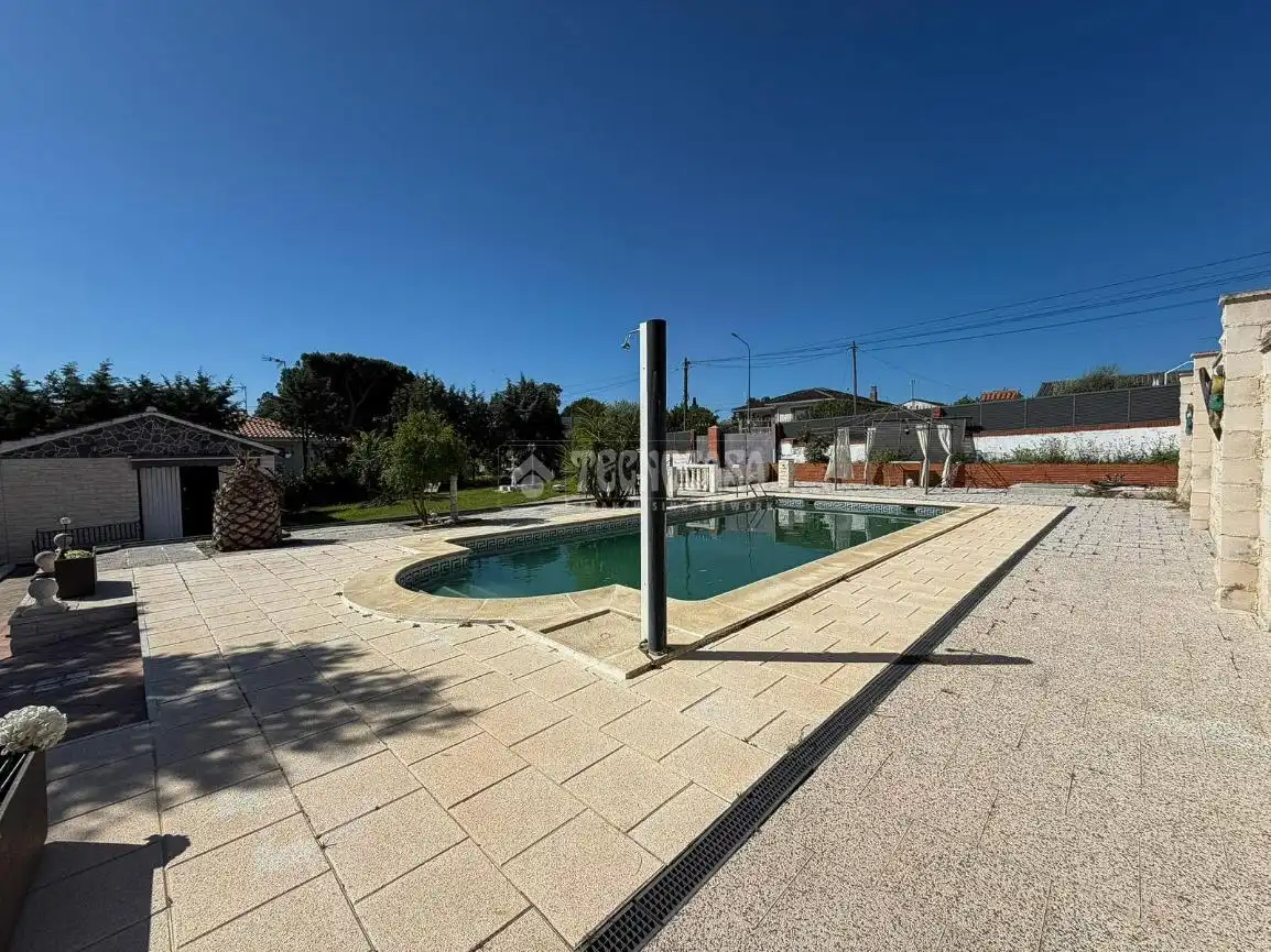Piscina de Casa o xalet en venda en Villa del Prado amb Aire condicionat i Piscina