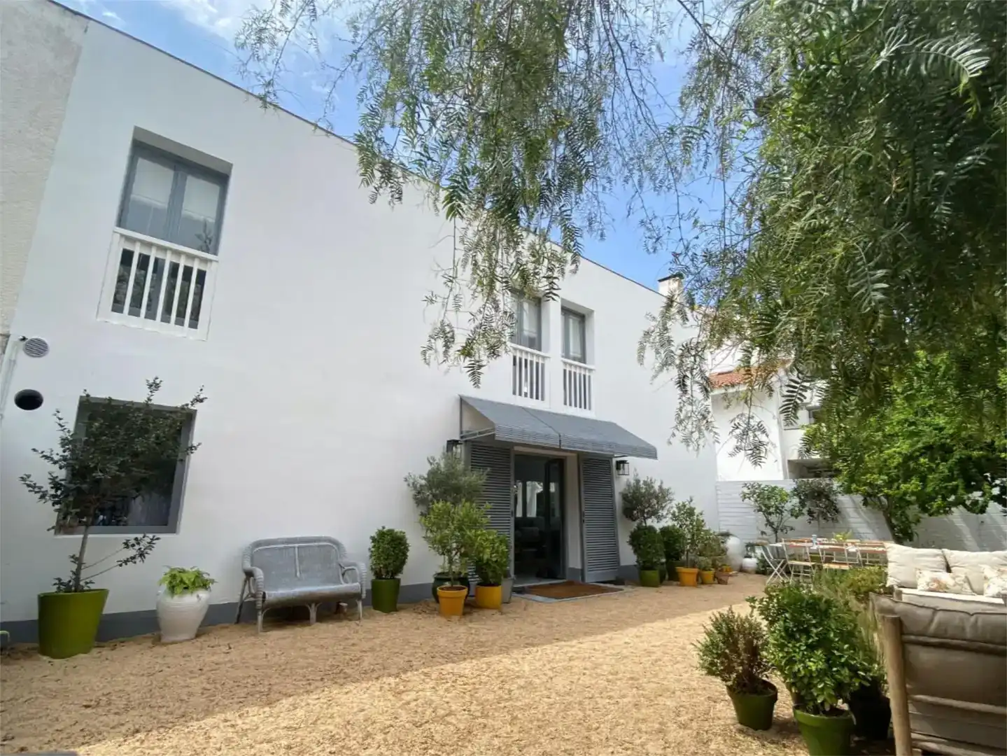 Vista exterior de Casa o xalet de lloguer en Castelldefels amb Aire condicionat, Jardí privat i Piscina