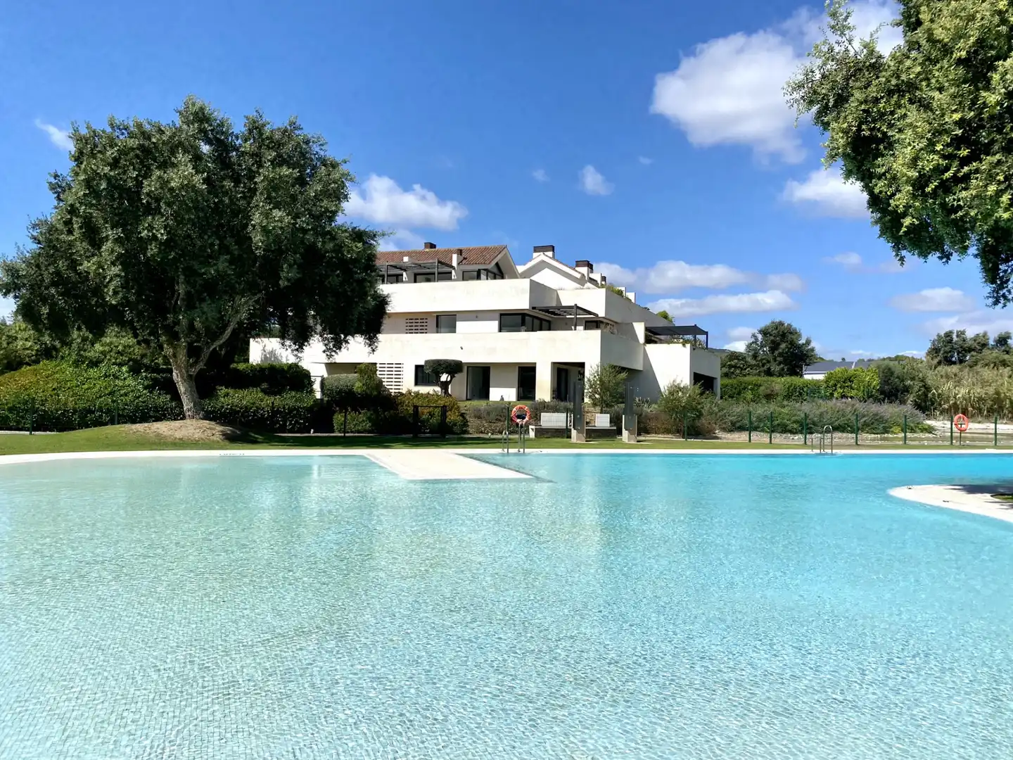 Schwimmbecken von Maisonette zum Verkauf in Sotogrande mit Klimaanlage, Privatgarten und Terrasse