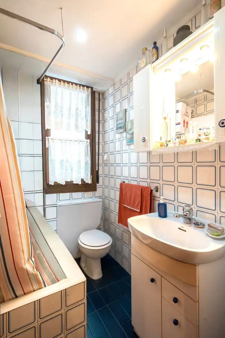 Bathroom of Flat for sale in Bilbao   with Heating and Balcony