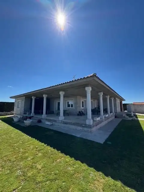 Vista exterior de Casa o xalet en venda en Calvarrasa de Arriba amb Calefacció, Jardí privat i Terrassa