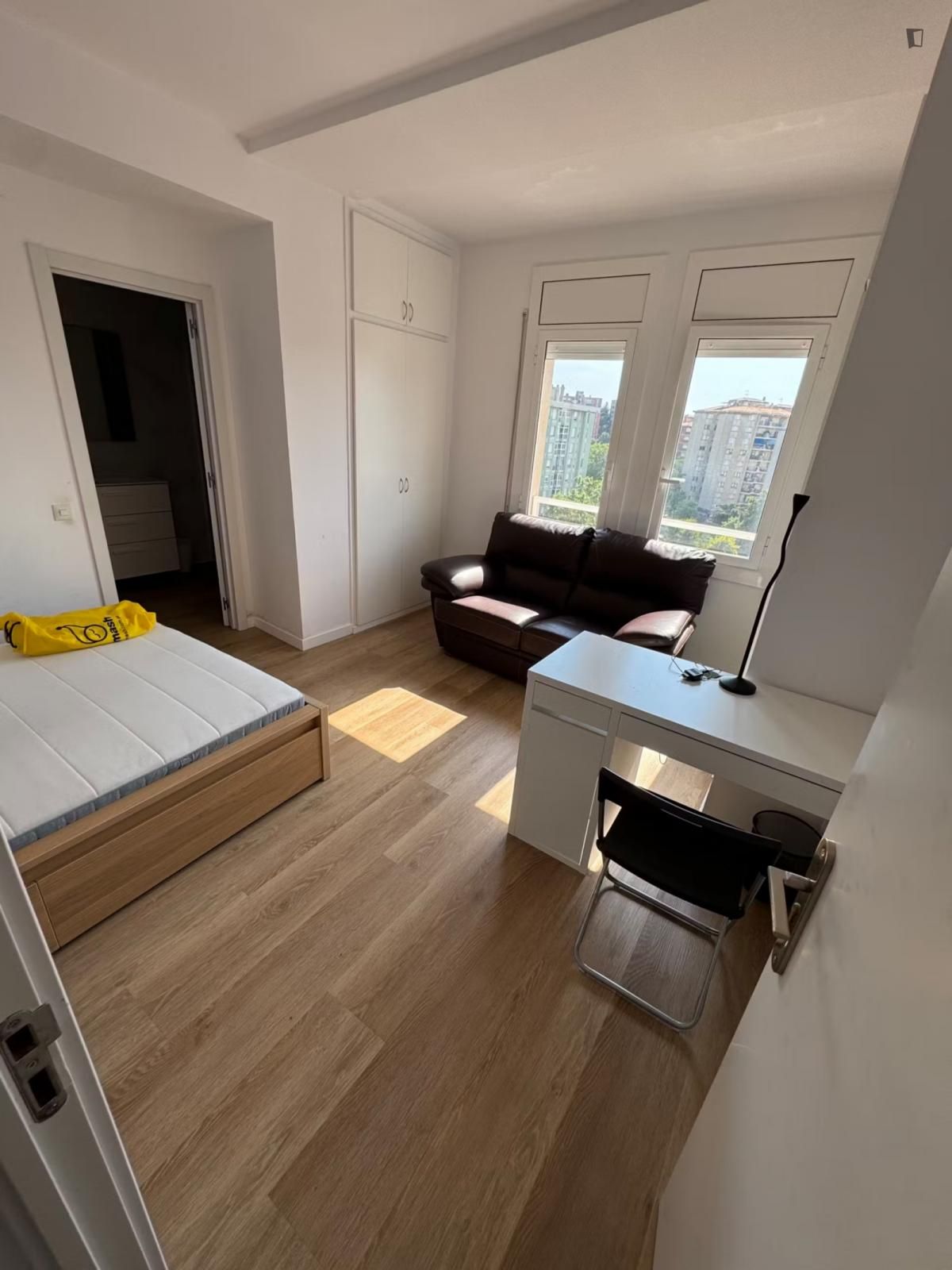 Dormitori de Apartament per a compartir en Sabadell amb Moblat, Rentadora i Internet